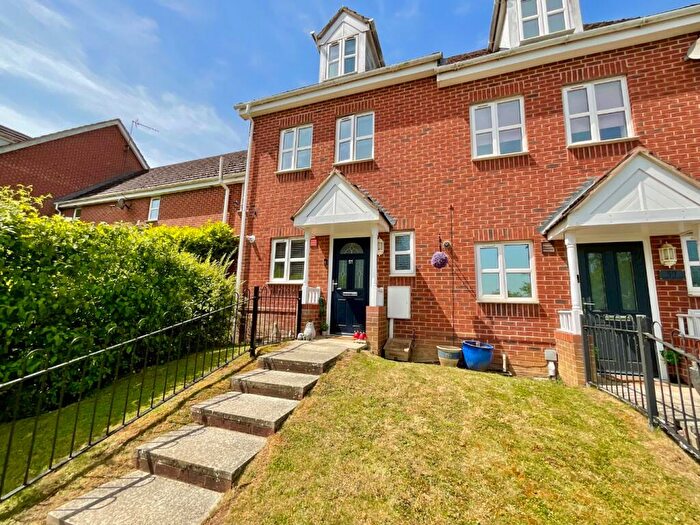 3 Bedroom Terraced House For Sale In Farnborough Drive, Daventry, NN11