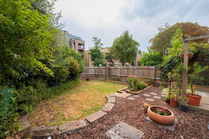 4 Bedroom Flat To Rent In Gloucester Drive, Finsbury Park, London, N4