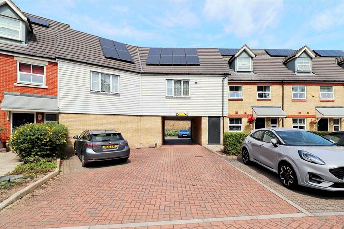 2 Bedroom Flat To Rent In Weir Road, Bexley Village, Kent, DA5