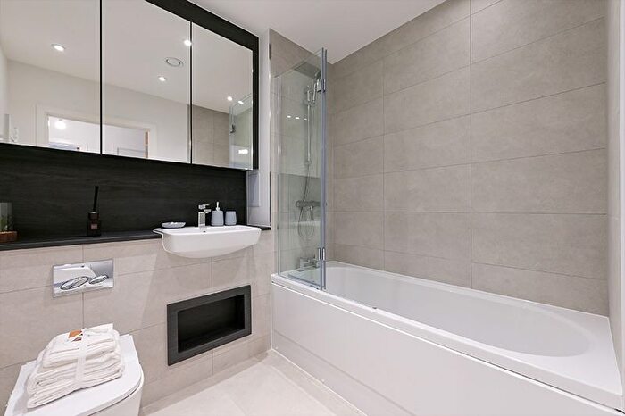 2 Bedroom Flat To Rent In Farine Avenue, Hayes, UB3