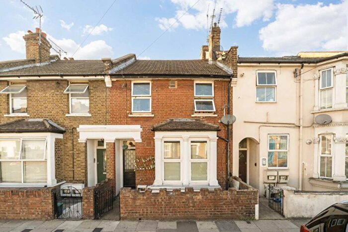 2 Bedroom Flat For Sale In Belton Road, Willesden, NW2