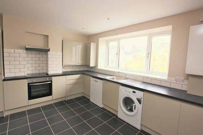 3 Bedroom Flat To Rent In Nether Street, North Finchley, N12