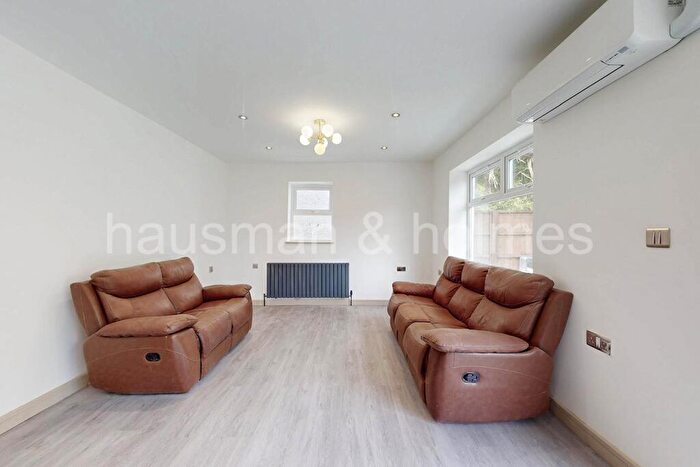 6 Bedroom Semi-Detached House For Sale In Cheyne Walk, NW4