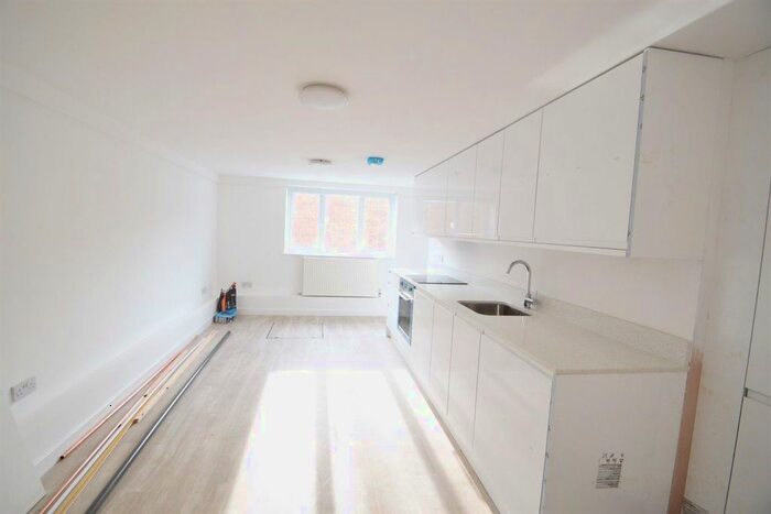 Studio To Rent In Finchley Road, London, NW11