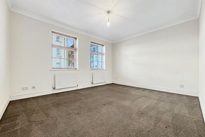 2 Bedroom Flat For Sale In Bedroom Ground Floor Flat In Chichester, PO19