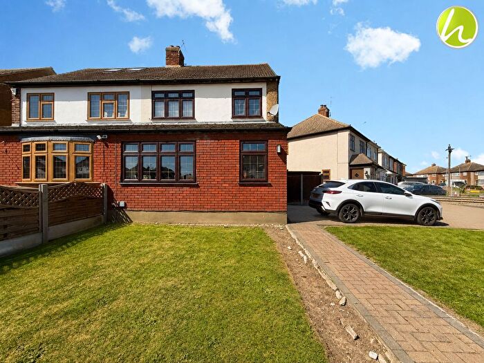 3 Bedroom Semi-Detached House For Sale In Brockenhurst Drive, Stanford-Le-Hope, SS17