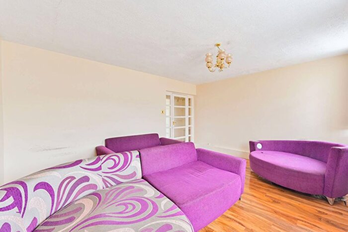 3 Bedroom Flat For Sale In Lansdowne Green, Nine Elms, London, SW8