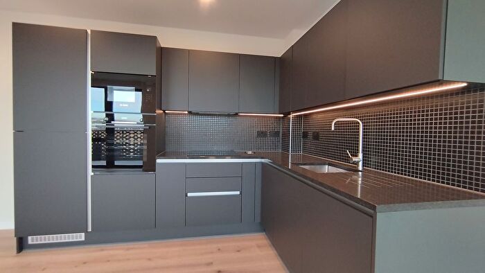 2 Bedroom Flat To Rent In Middle Road, London, W7