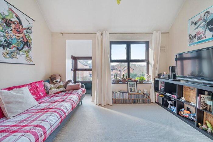 2 Bedroom Flat For Sale In Grovelands Close, Camberwell, London, SE5
