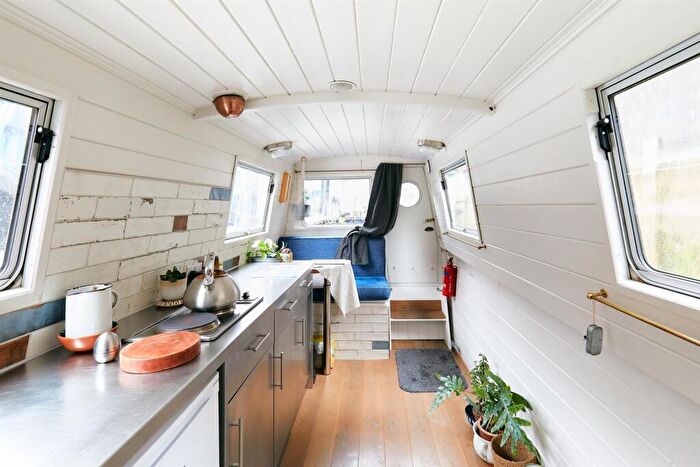 1 Bedroom House Boat For Sale In Nine Elms Pier, Nine Elms, SW11