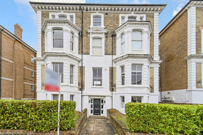 2 Bedroom Apartment To Rent In Avenue Elmers, KT6