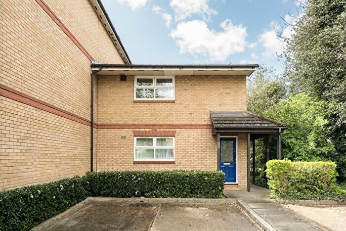 2 Bedroom Flat To Rent In Hollygrove Close, Hounslow, TW3