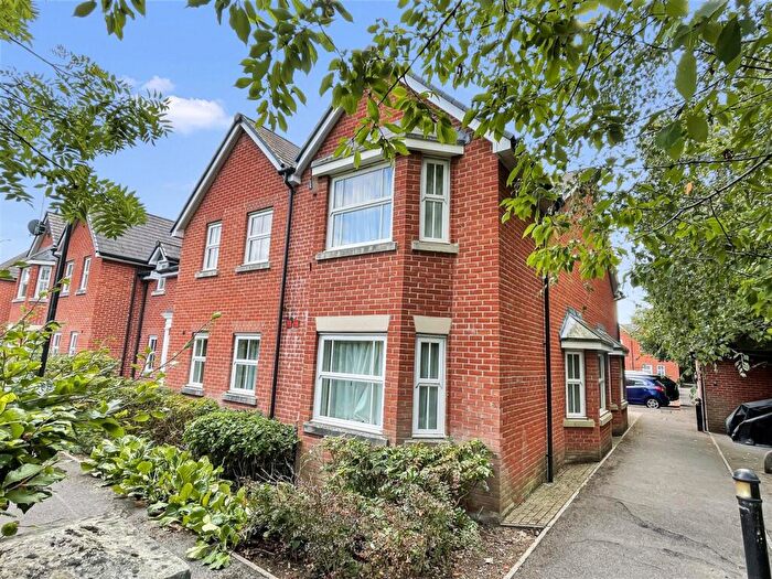 2 Bedroom Flat For Sale In Salisbury - Spire View, SP2