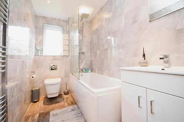 1 Bedroom Apartment For Sale In Gerard Gardens, Great Baddow, Chelmsford, CM2
