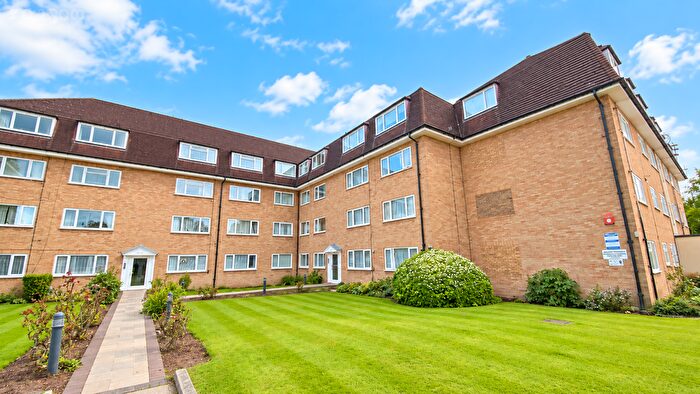 2 Bedroom Flat To Rent In Linden Grove, New Malden, KT3