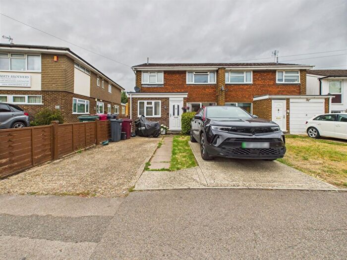 2 Bedroom Maisonette For Sale In Armour Road, Tilehurst, Reading, RG31