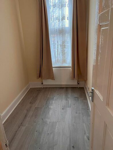 3 Bedroom Flat To Rent In Shewsbury Road, London, E7