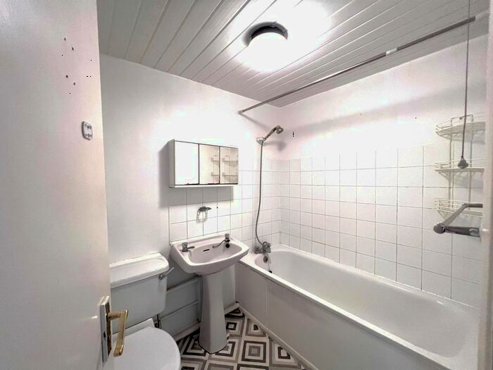 2 Bedroom Flat To Rent In Font Hills, London, N2