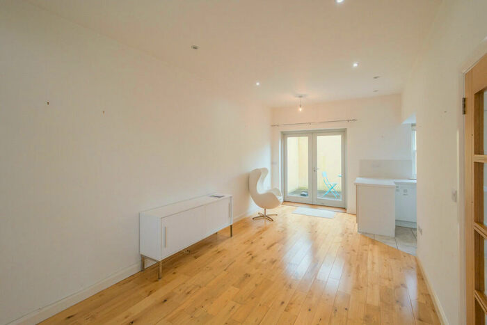 2 Bedroom End Of Terrace House To Rent In Upper East Hayes, BA1