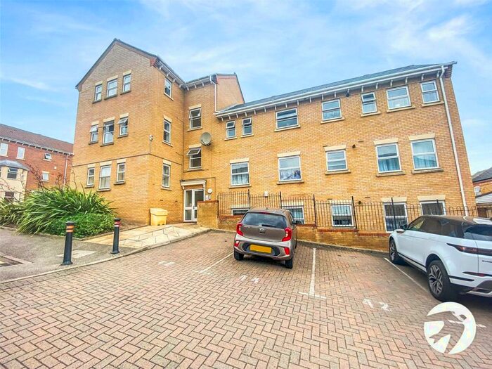 2 Bedroom Flat To Rent In Steven Close, Chatham, Kent, ME4