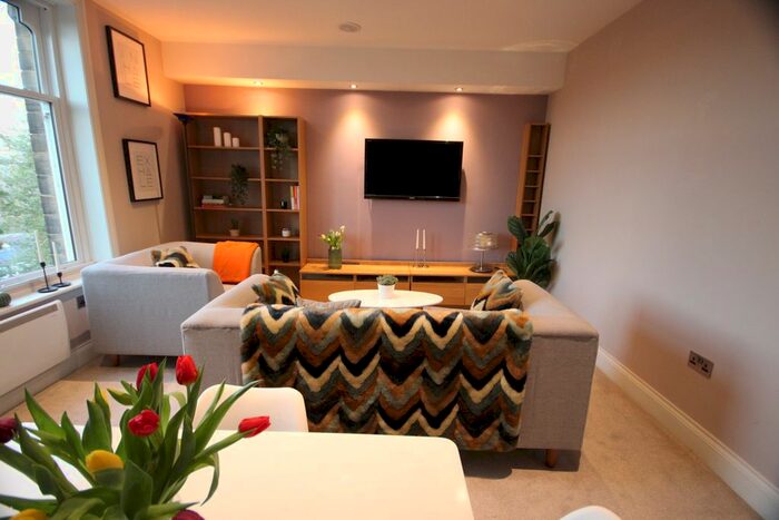 2 Bedroom Flat To Rent In Hollin Lane, West Park, Leeds, LS16