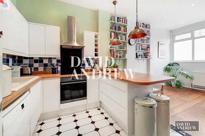 2 Bedroom Flat For Sale In Mount Pleasant Crescent, N4