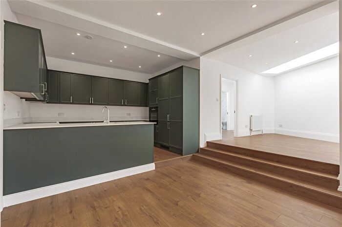 3 Bedroom Flat To Rent In South Road, Twickenham, TW2
