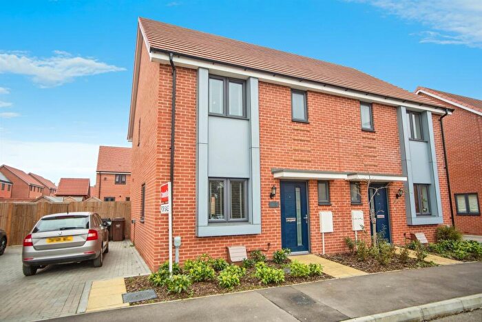 3 Bedroom Semi-Detached House For Sale In Hop Garden Close, Rainham, Gillingham, ME8