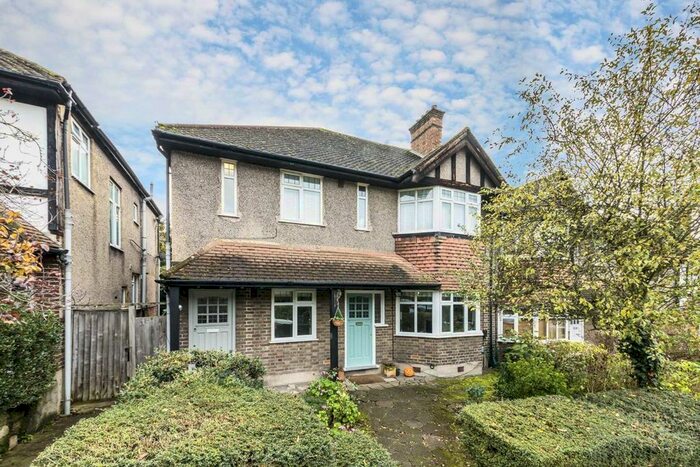 2 Bedroom Flat To Rent In Woodleigh Gardens, London, SW16