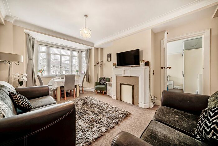 2 Bedroom Flat To Rent In Pembroke Road, London, W8