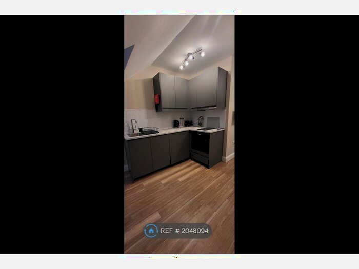 Studio To Rent In Redwood Drive, Epsom, KT19