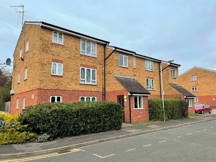 Studio To Rent In Frazer Close, Romford, RM1