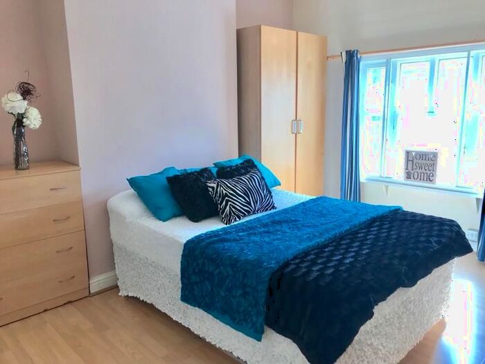 2 Bedroom Flat To Rent In Woodhouse Lane, Leeds, LS2