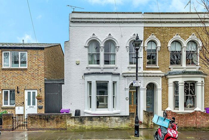 3 Bedroom End Of Terrace House To Rent In Strahan Road, London, E3