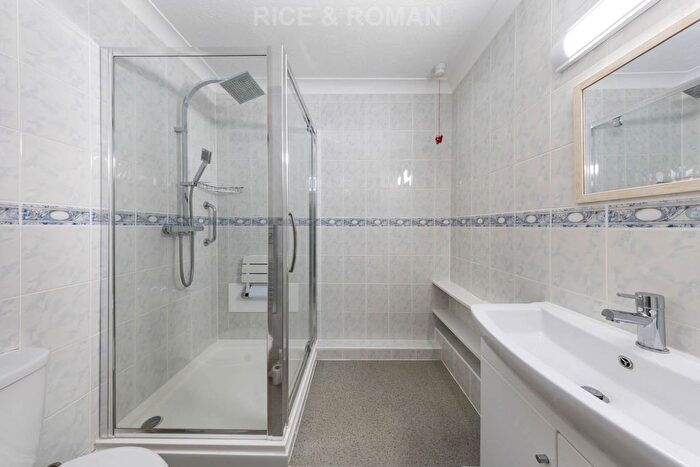 1 Bedroom Flat For Sale In Bridge Court, Weybridge, KT13
