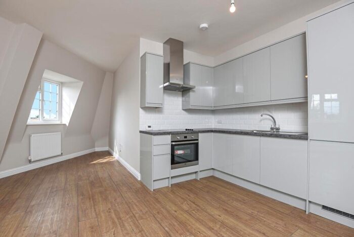 3 Bedroom Flat To Rent In Manor Drive North, New Malden, Surrey, KT3
