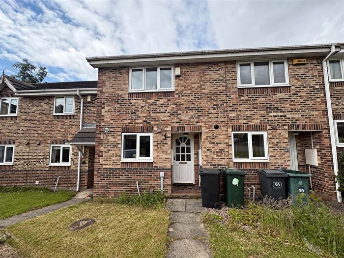 2 Bedroom Town House To Rent In Greenfields, Heckmondwike, West Yorkshire, WF16