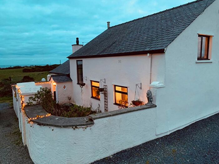 4 Bedroom Cottage To Rent In Burwen, LL68