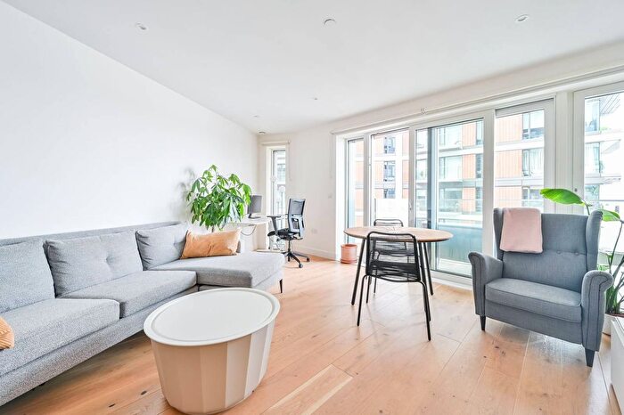 2 Bedroom Flat To Rent In Deveraux House, Duke Of Wellington Avenue, Woolwich, London, SE18