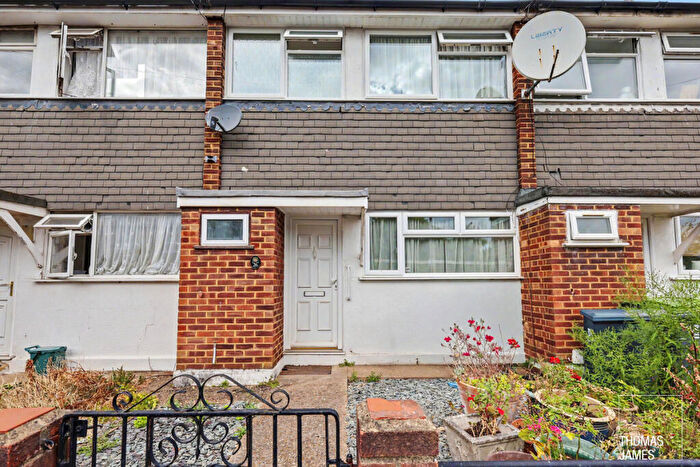 2 Bedroom Terraced House For Sale In Palace Road, London, N11