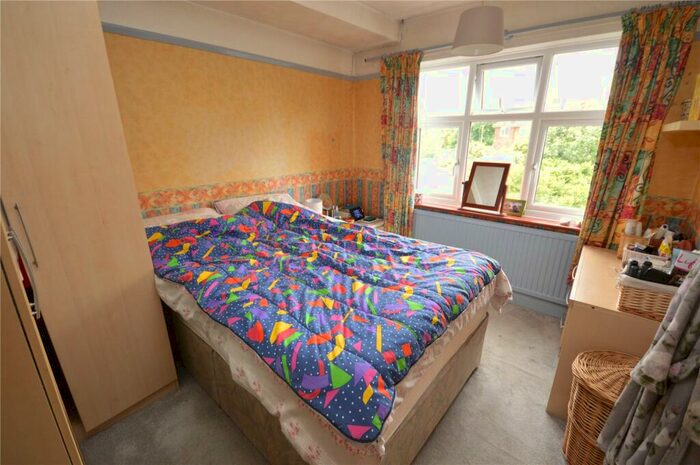 3 Bedroom Terraced House For Sale In Runfold Avenue, Luton, Bedfordshire, LU3
