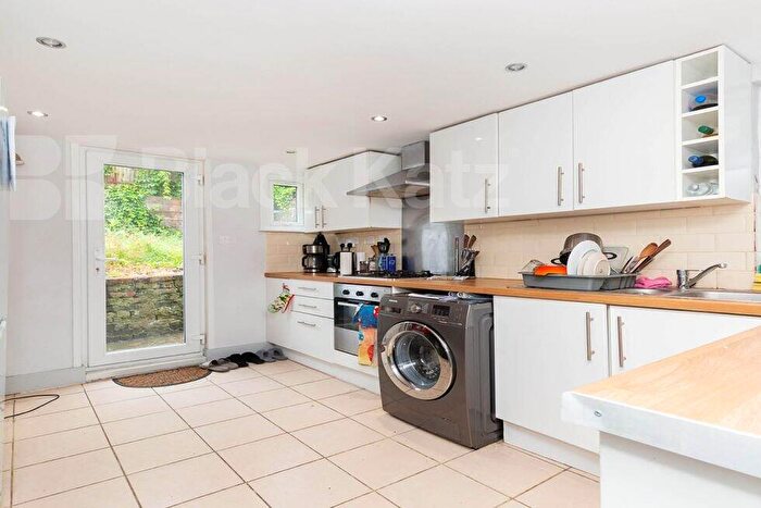 6 Bedroom Flat To Rent In Parolles Road, Archway, N19