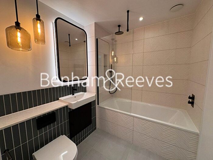 1 Bedroom Flat To Rent In Viola House, Greenleaf Walk, UB1