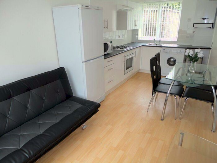 5 Bedroom House To Rent In Roman Way, B15