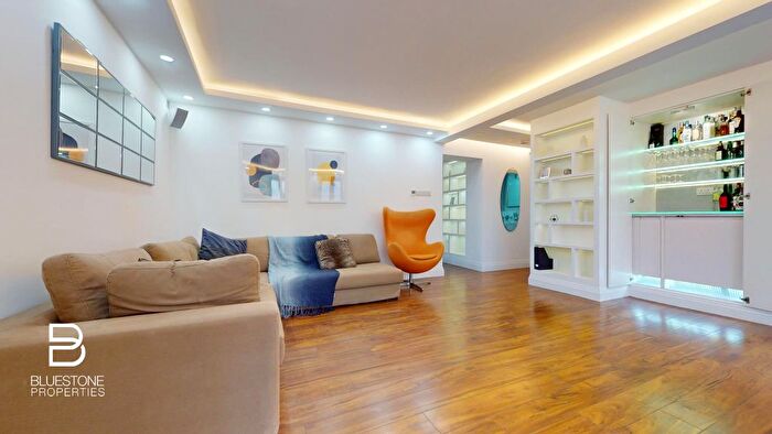 3 Bedroom Flat To Rent In New Park Road, London, SW2
