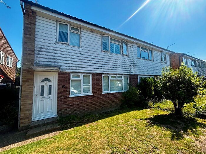 2 Bedroom Maisonette For Sale In Swallowdale, South Croydon, CR2