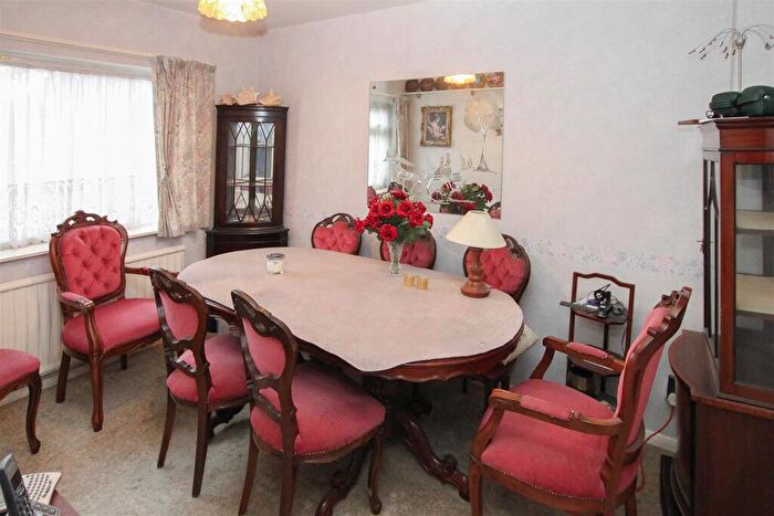 3 Bedroom Semi-Detached House For Sale In Walker Avenue, Fyfield, Ongar, CM5