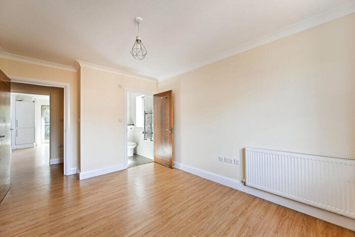 2 Bedroom Flat To Rent In Woodbury Close, Croydon, CR0