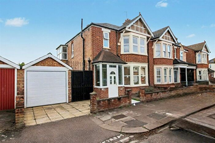 3 Bedroom Semi Detached House For Sale In Cutcliffe Place, Bedford, MK40