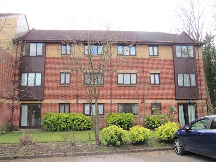 1 Bedroom Flat To Rent In Rossignol Gardens, Carshalton, SM5